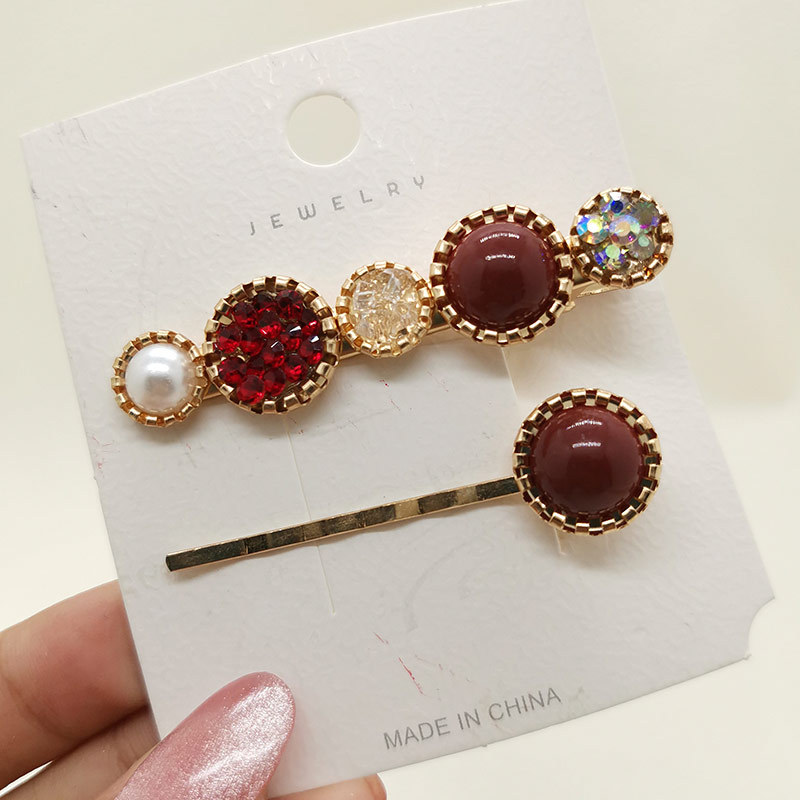 A retro hair clip for a young girl, a one-piece top clip, a simple 2-piece set with water diamonds, side clips, a duckbill clip, a headpiece, and a bangs clip at the back of the head pic 15