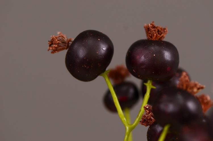 Dongli Flower Industry offers wholesale of artificial flowers for Chinese-style living room, home and dining table decoration. We provide one-piece consignment services for large branches, multi-headed artificial berries, rose fruits, small white fruits and green fruits pic 24