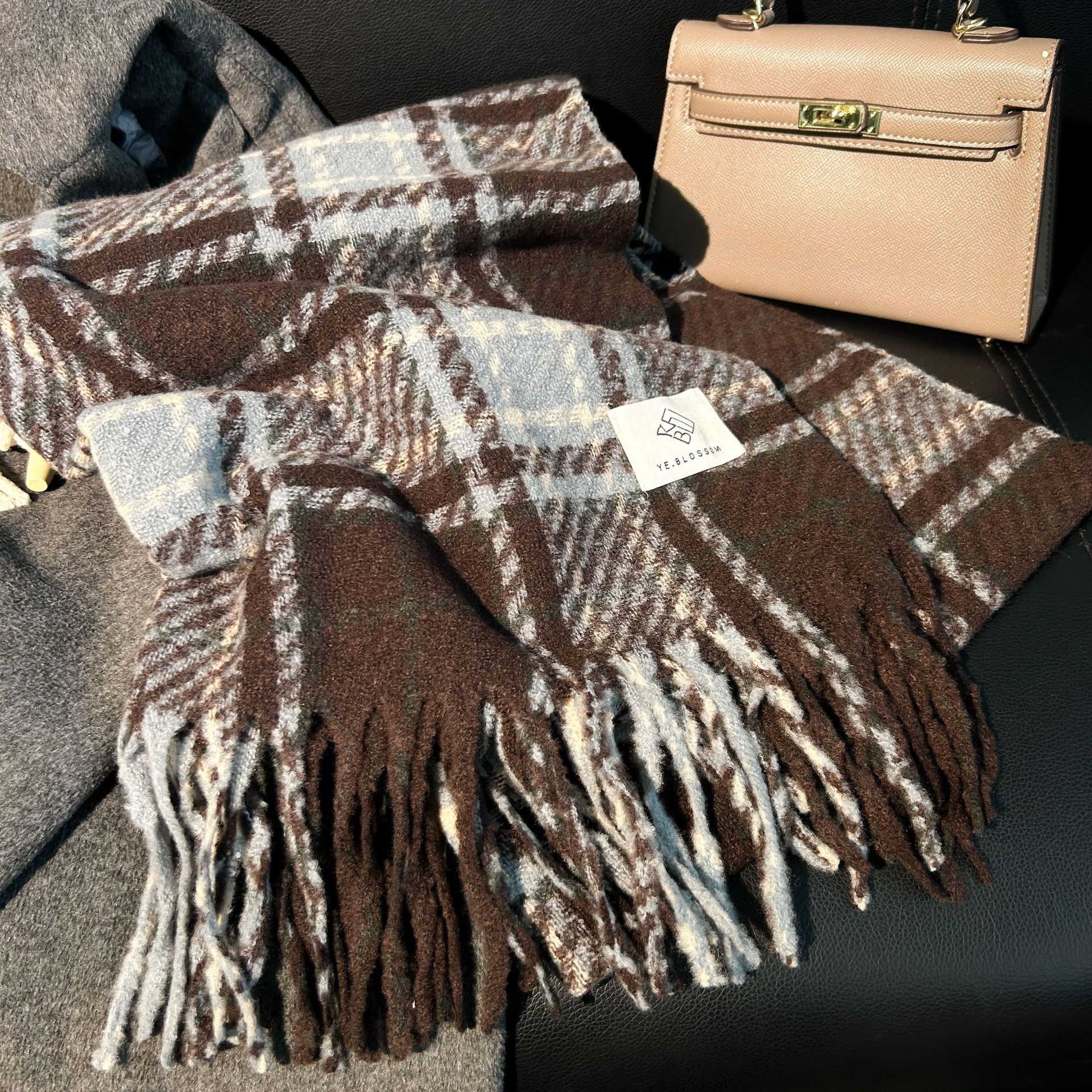 The Maillard scarf is a winter hit with a strong atmosphere. It features a mohair scarf for women with a high-end look and a new checkered scarf for men pic 13