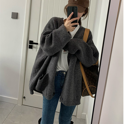 A gentle pink sweater with heart-shaped buttons for women in the spring and autumn of 2022, paired with a loose and sweet knitted cardigan jacket pic 5
