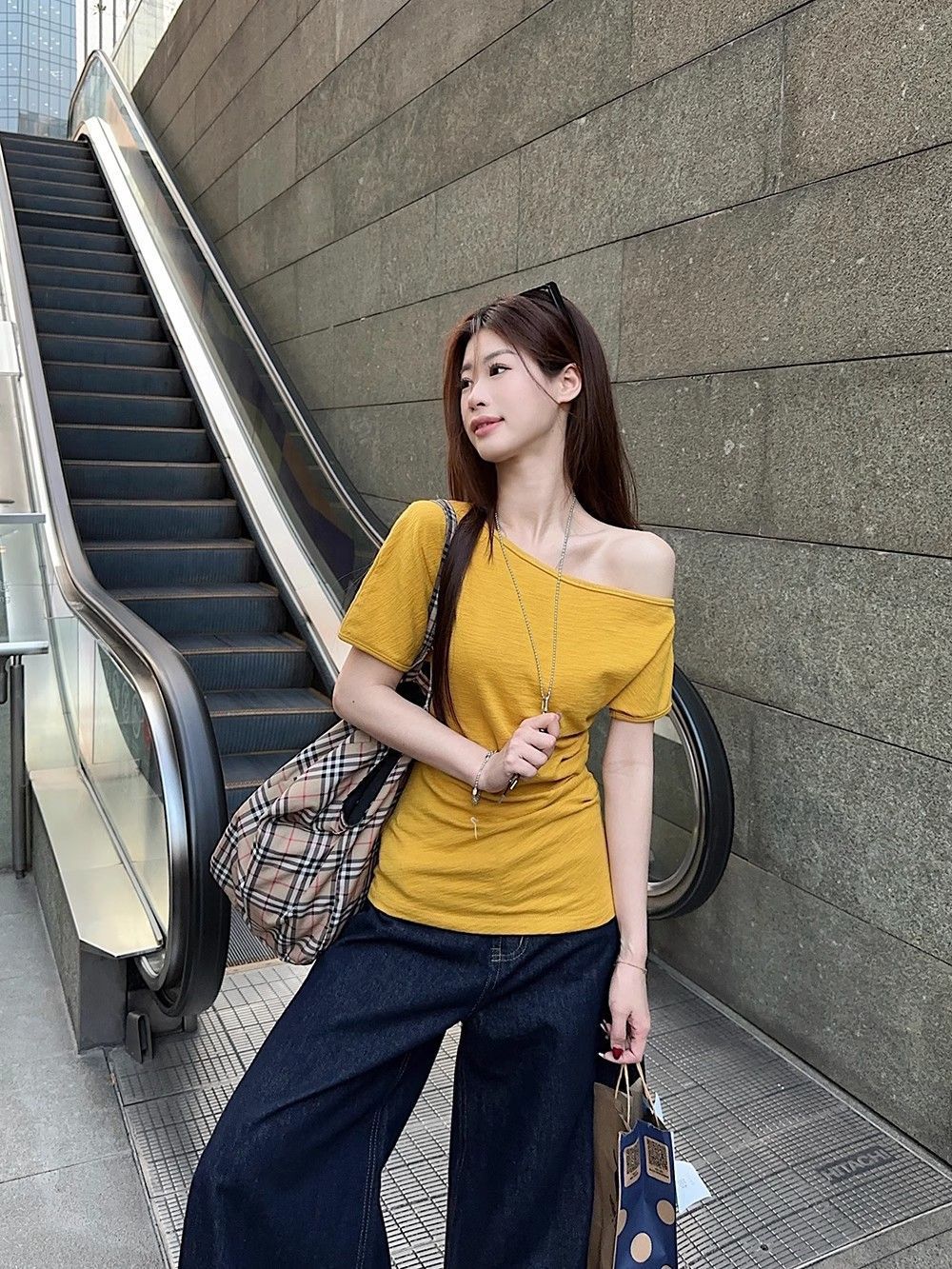 Korean casual design sense, niche and unique off-the-shoulder short-sleeved T-shirt for women, a chic summer waist-cinching and figure-hugging off-the-shoulder top pic 6
