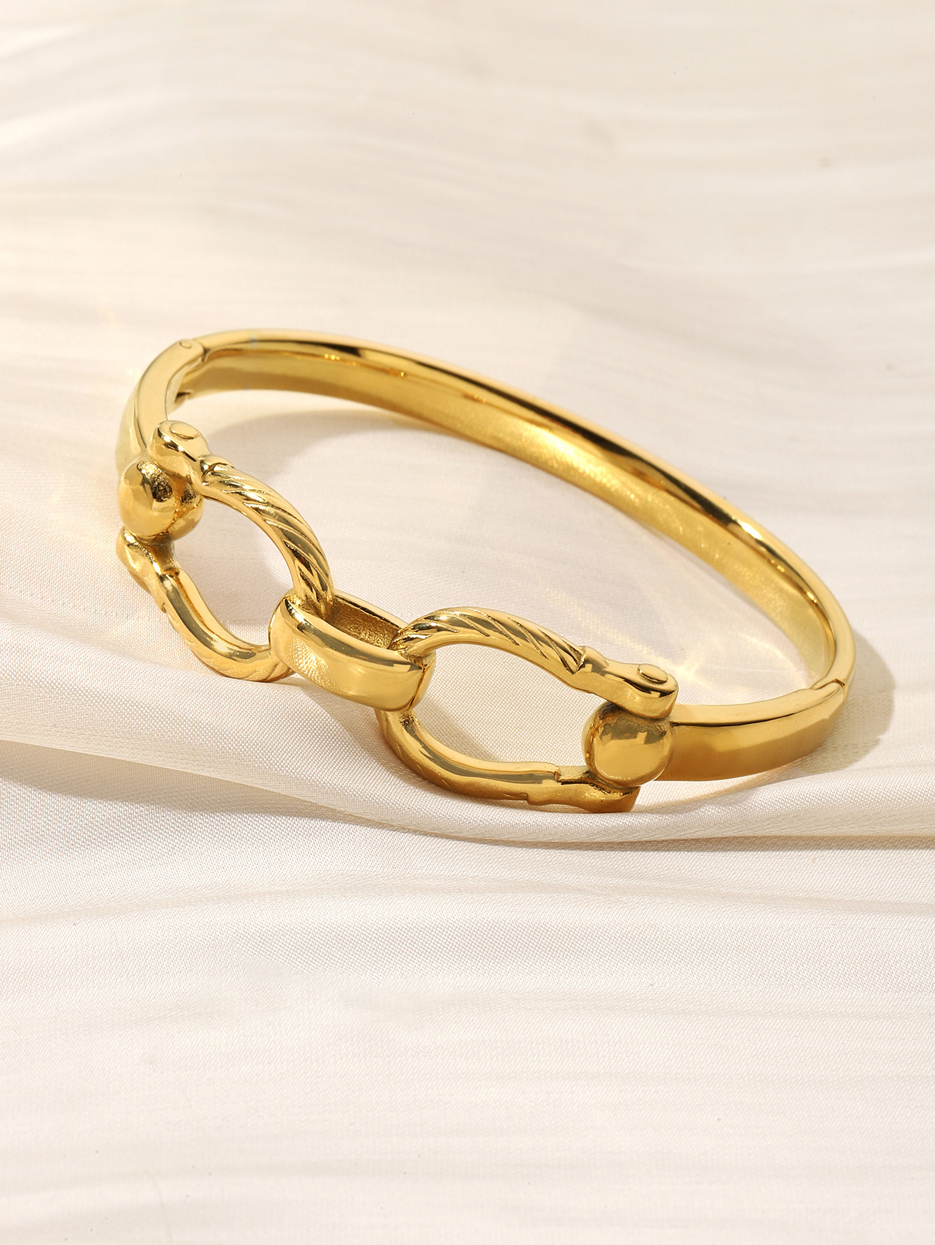 Stainless steel bracelet, a fashionable and niche double-ring buckle bracelet for women, a new 18K gold-plated titanium steel bracelet on Instagram pic 10