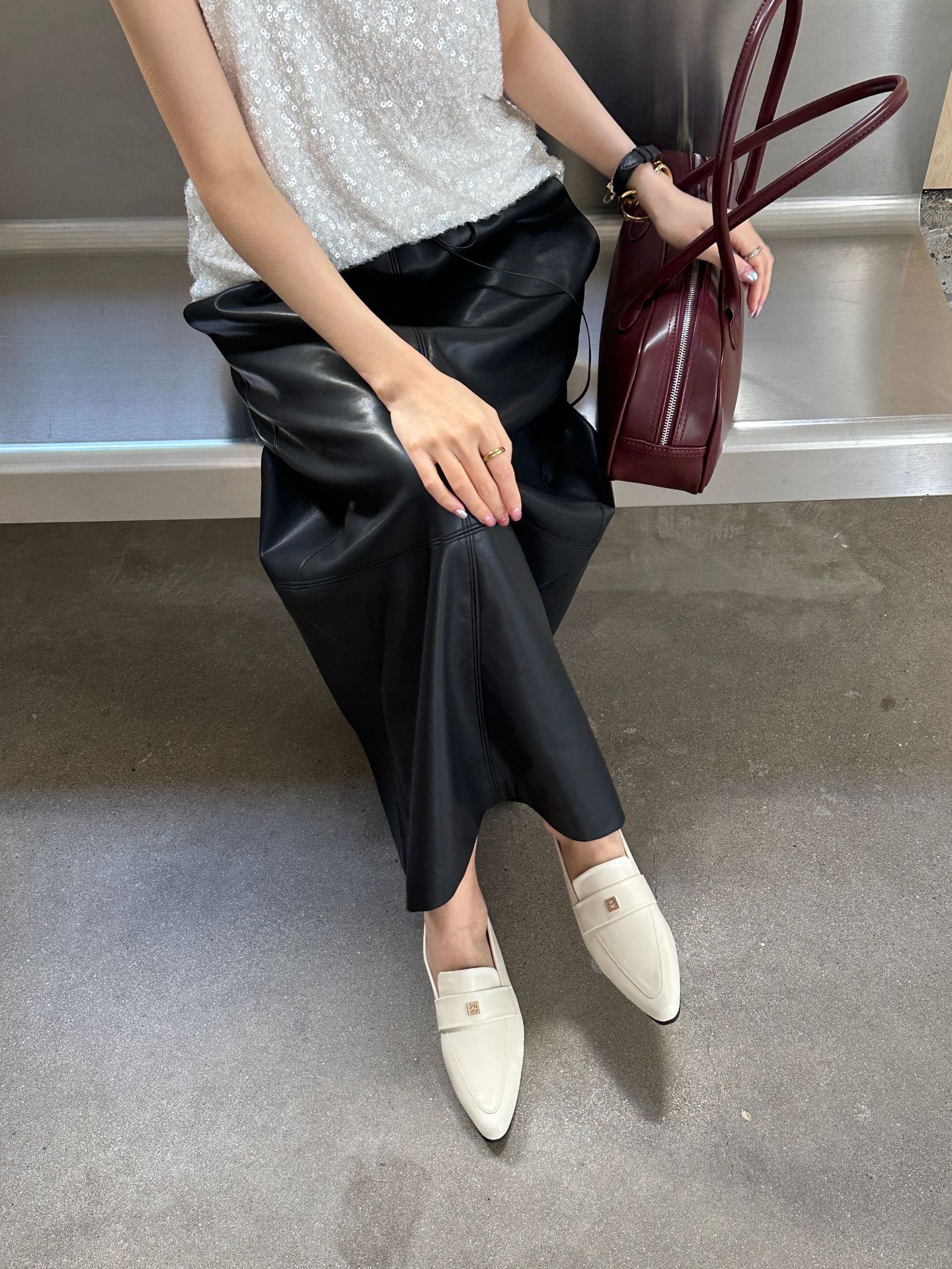 2024春新款韩版亮皮尖头粗低跟百搭金属扣软皮学院风女士小皮鞋单详情10