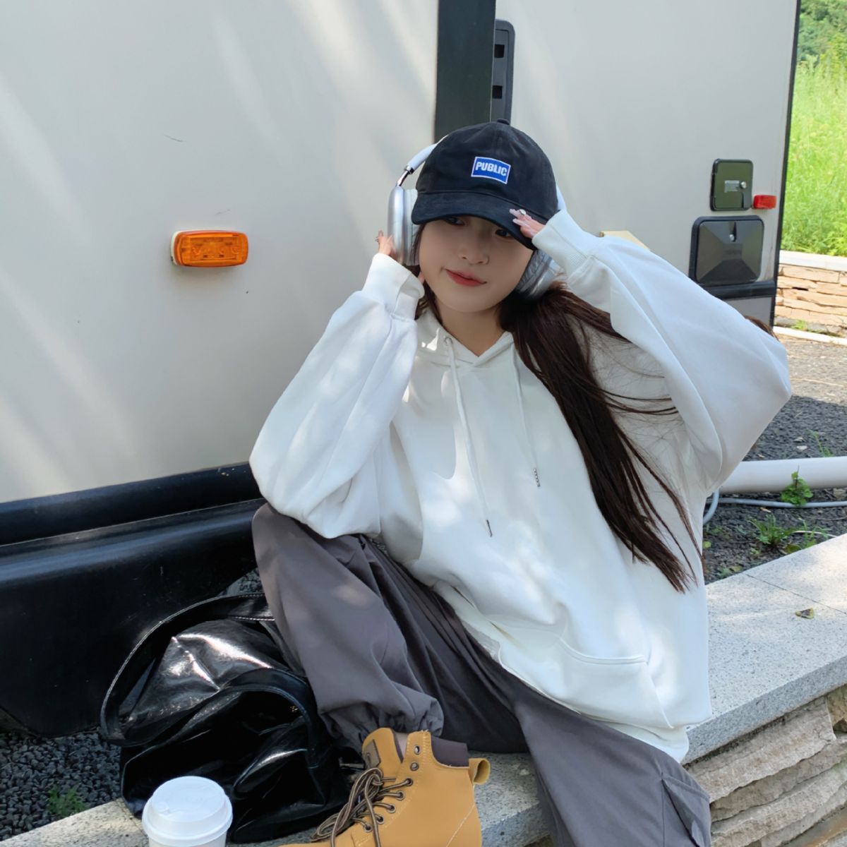 A trendy Korean-style hooded sweatshirt for women in the autumn of 2023, featuring a cartoon rabbit loose and versatile large-sized long-sleeved coat pic 2