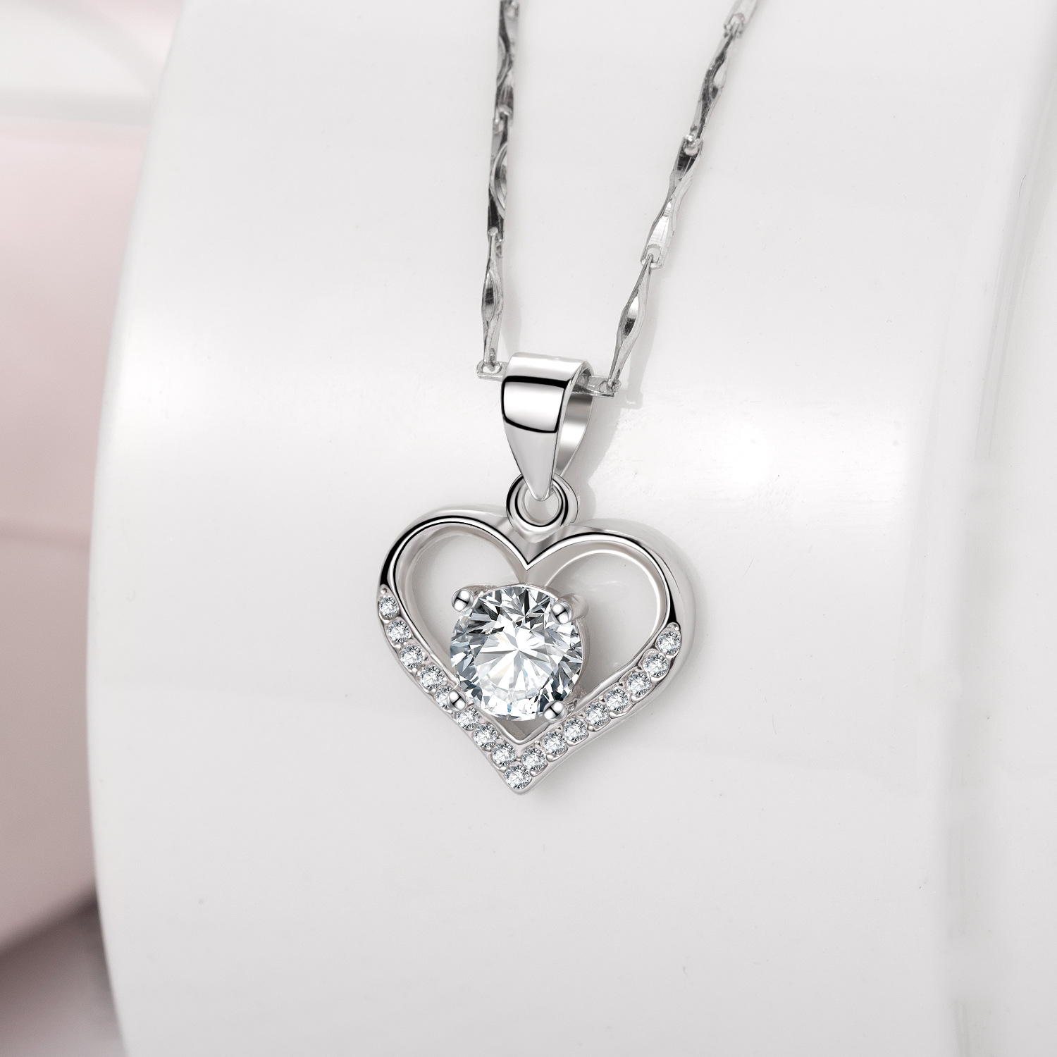 A high-quality imitation D-color moissanite four-leaf clover female pendant with eight hearts and eight arrows from a live-streaming product by a popular influencer on Kuaishou and Douyin pic 94