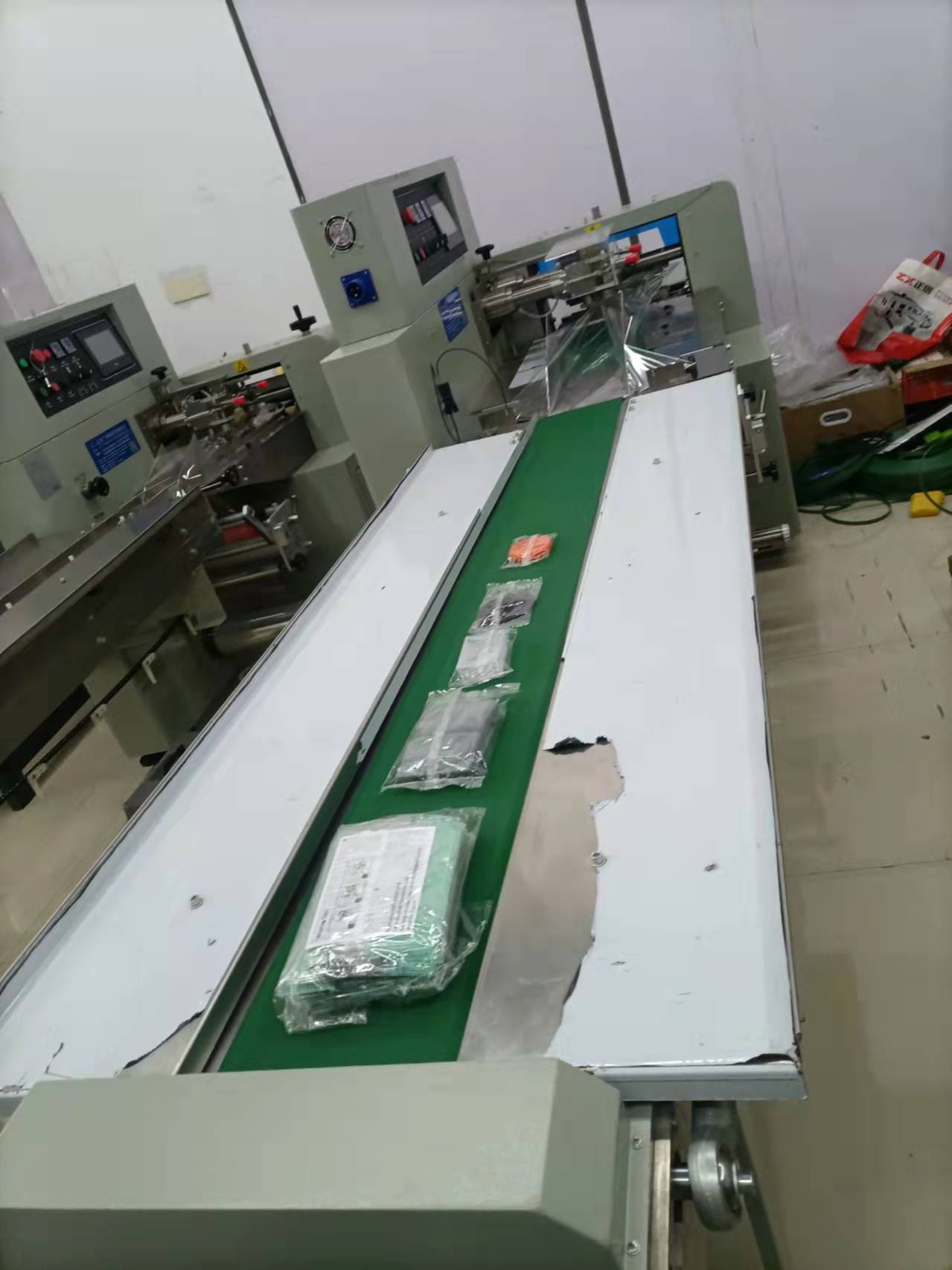 600 Servo pillow packaging machine, automatic servo pillow packaging machine for vegetables, biscuit, bread and candy packaging machine pic 4