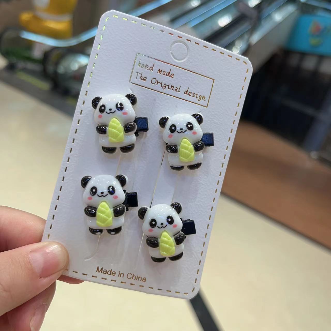 卡通可爱熊猫发绳新款亮面抱竹子熊猫发夹儿童鸭嘴夹发卡头饰批发详情5