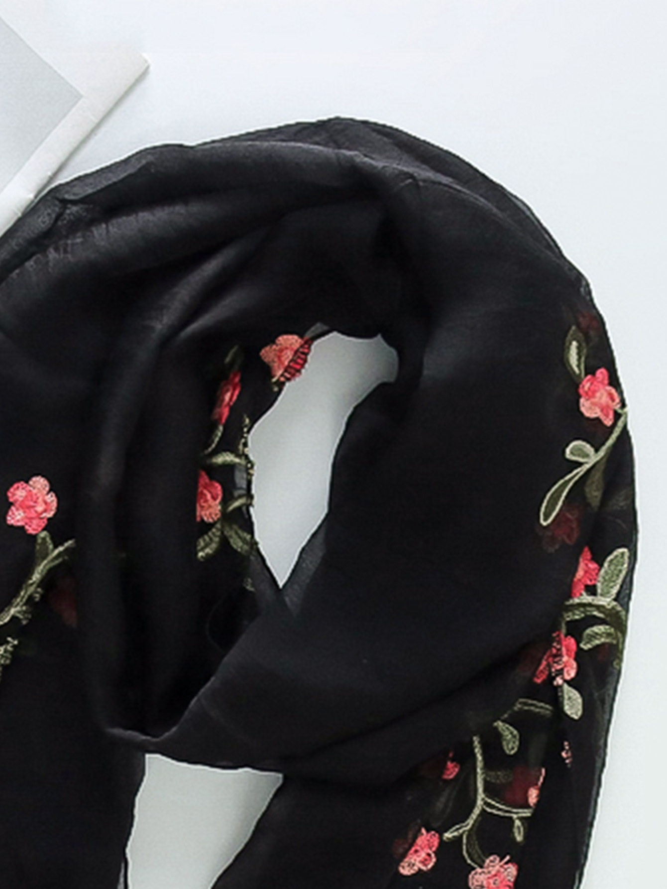 一件代发新款跨境专供美式田园风绣花披肩围脖外出拍照必防晒围巾详情17