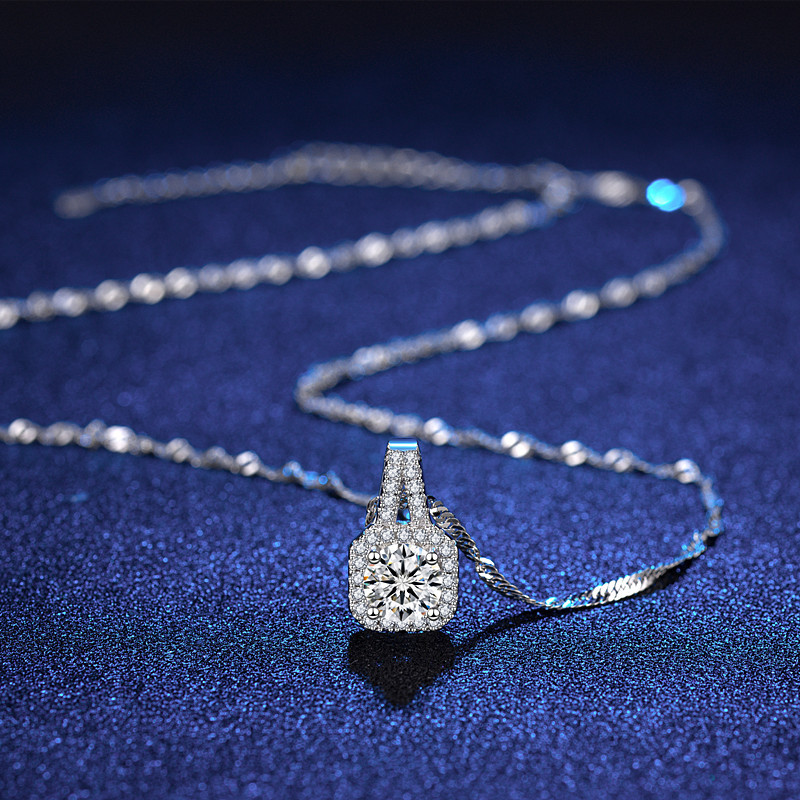 A high-quality imitation D-color moissanite four-leaf clover female pendant with eight hearts and eight arrows from a live-streaming product by a popular influencer on Kuaishou and Douyin pic 30