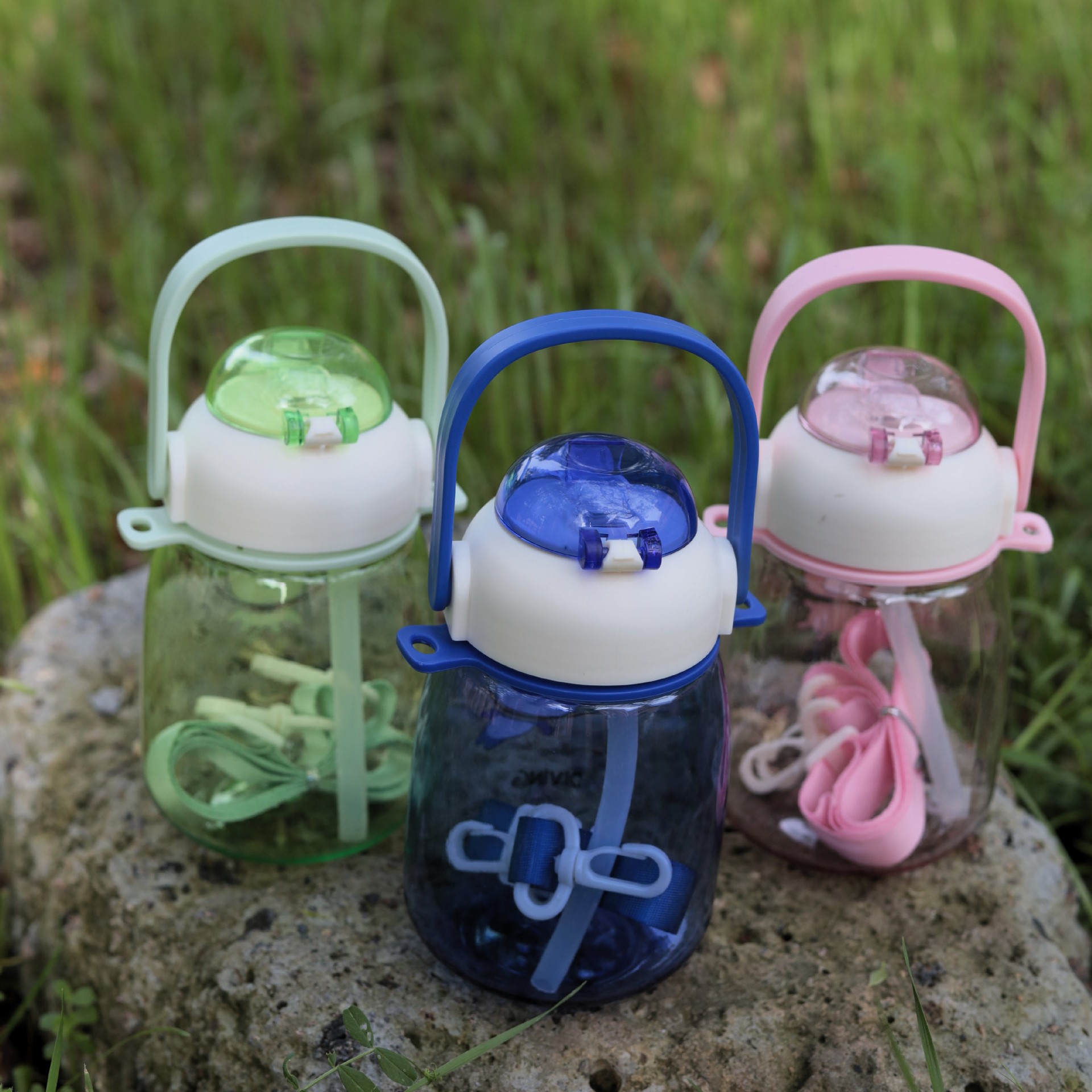 新款夏季儿童学生水杯便携背带高颜值塑料带吸管杯子萌趣可爱水壶详情4