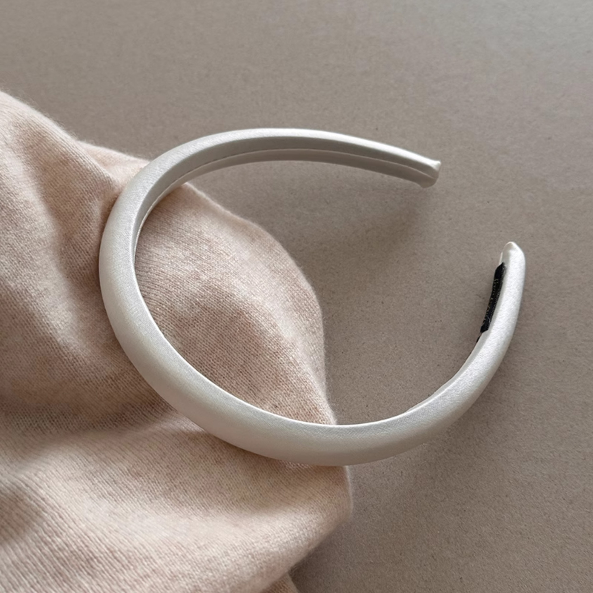 A fresh and simple narrow headband for women 2025, a high-end headband for pressing hair and washing face, a high top of the head accessory pic 5