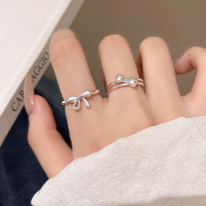The star lucky letter sparkling diamond ring is a niche design with a cold and elegant style for women. It exudes a sense of sophistication and is a sweet and cool all-rounder accessory pic 4