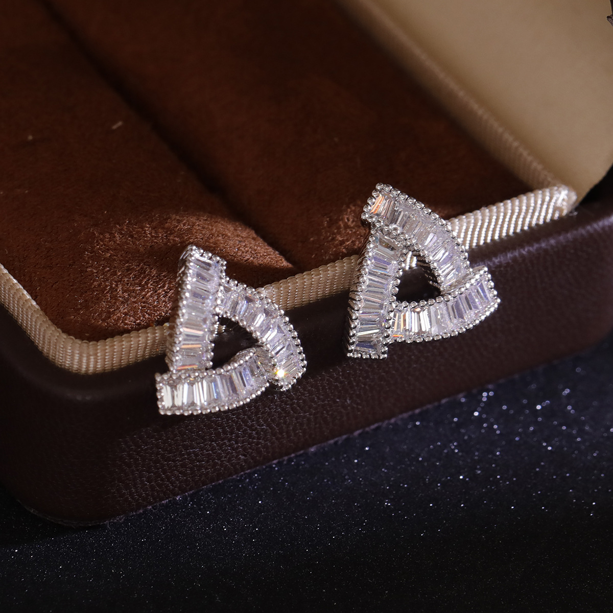 Hyacinth Super Flash Zircon hollowed-out triangular stud earrings are a light luxury and niche design for women, exuding a sense of sophistication and sophistication for commuting. They are exquisite and versatile earrings pic 6