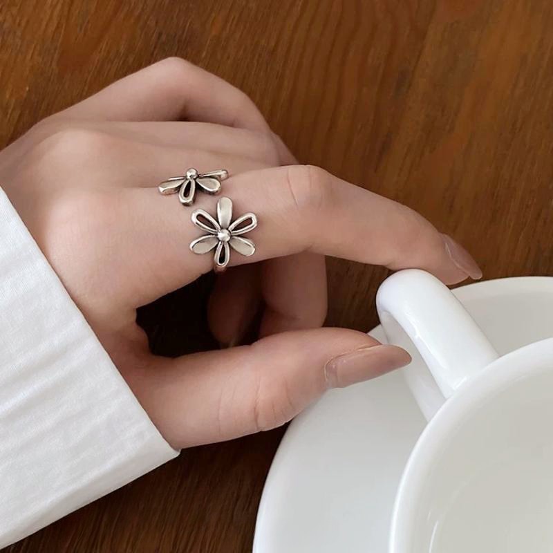 A simple and cold style hollowed-out flower ring for women on Instagram, a unique aged ring with a light luxury and niche design sense, a finger ring pic 4