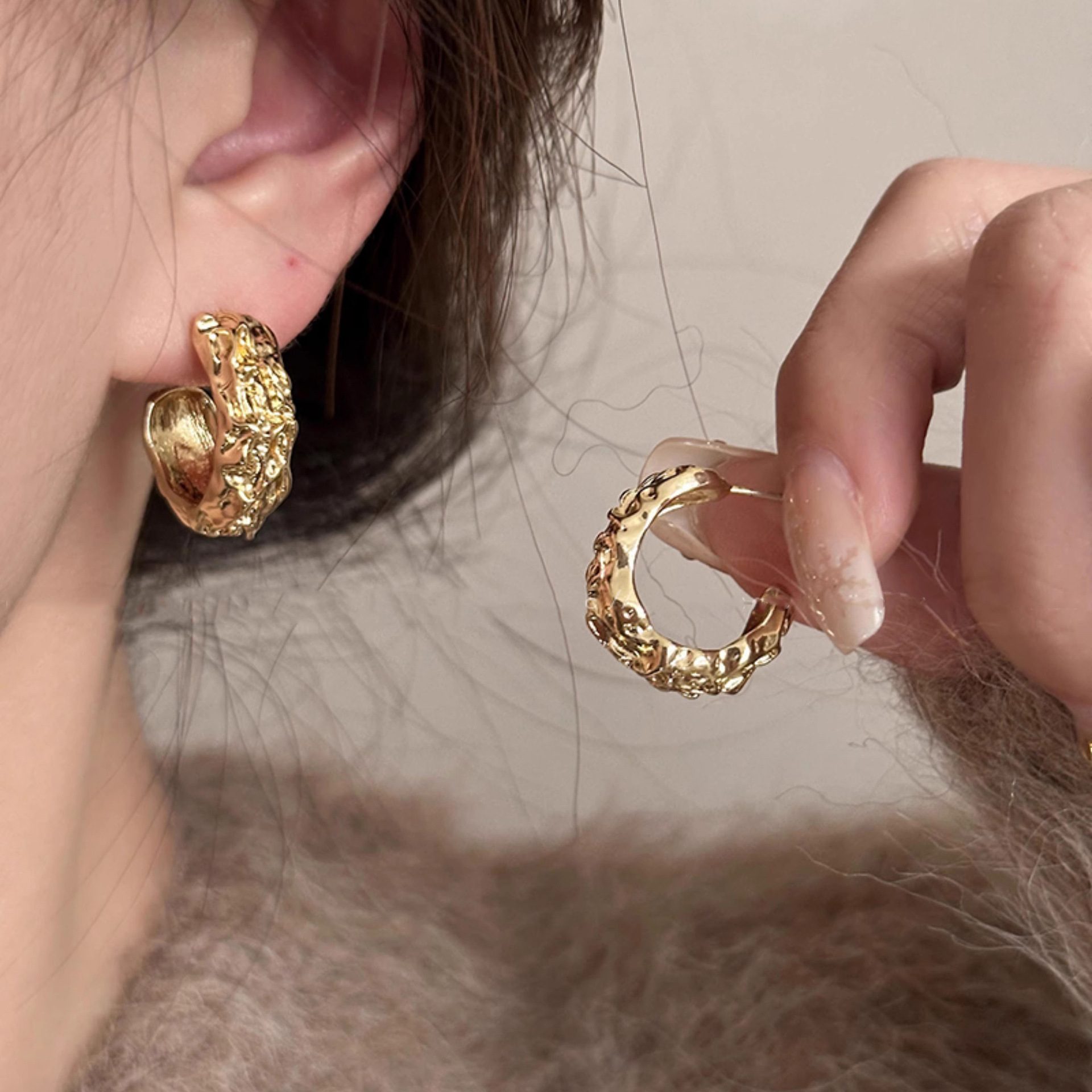 High-end, light luxury metal earrings for women, new style in 2025, with a unique and niche design. Stylish Korean earrings pic 3