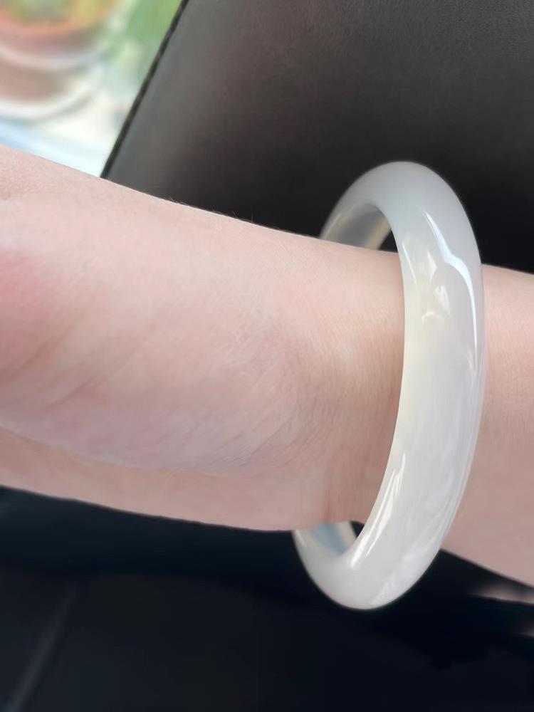 Natural ice-type white chalcedony bracelet, slender lychee frozen agate jade bracelet, horse material champagne gold, fashionable and elegant bracelet for young girls pic 1