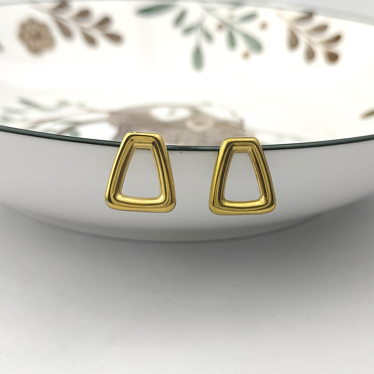 新款欧美个性时尚简约几何形不锈钢钛钢女金色三角形耳环耳钉批发详情3