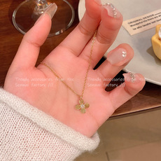 Four-leaf zircon flower titanium steel necklace with a cold and elegant female style, light luxury and niche design, collarbone chain, retro autumn and winter accessory pic 6