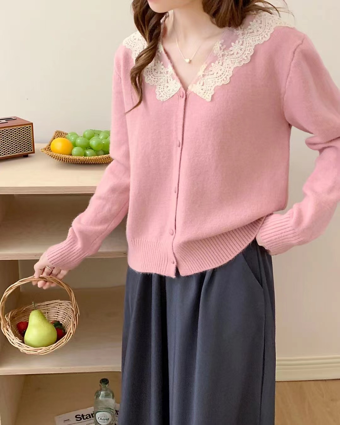 A new V-neck lace-trimmed long-sleeved knitted cardigan for women in the 2024 autumn/winter collection, paired with a loose and chic sweater jacket pic 3