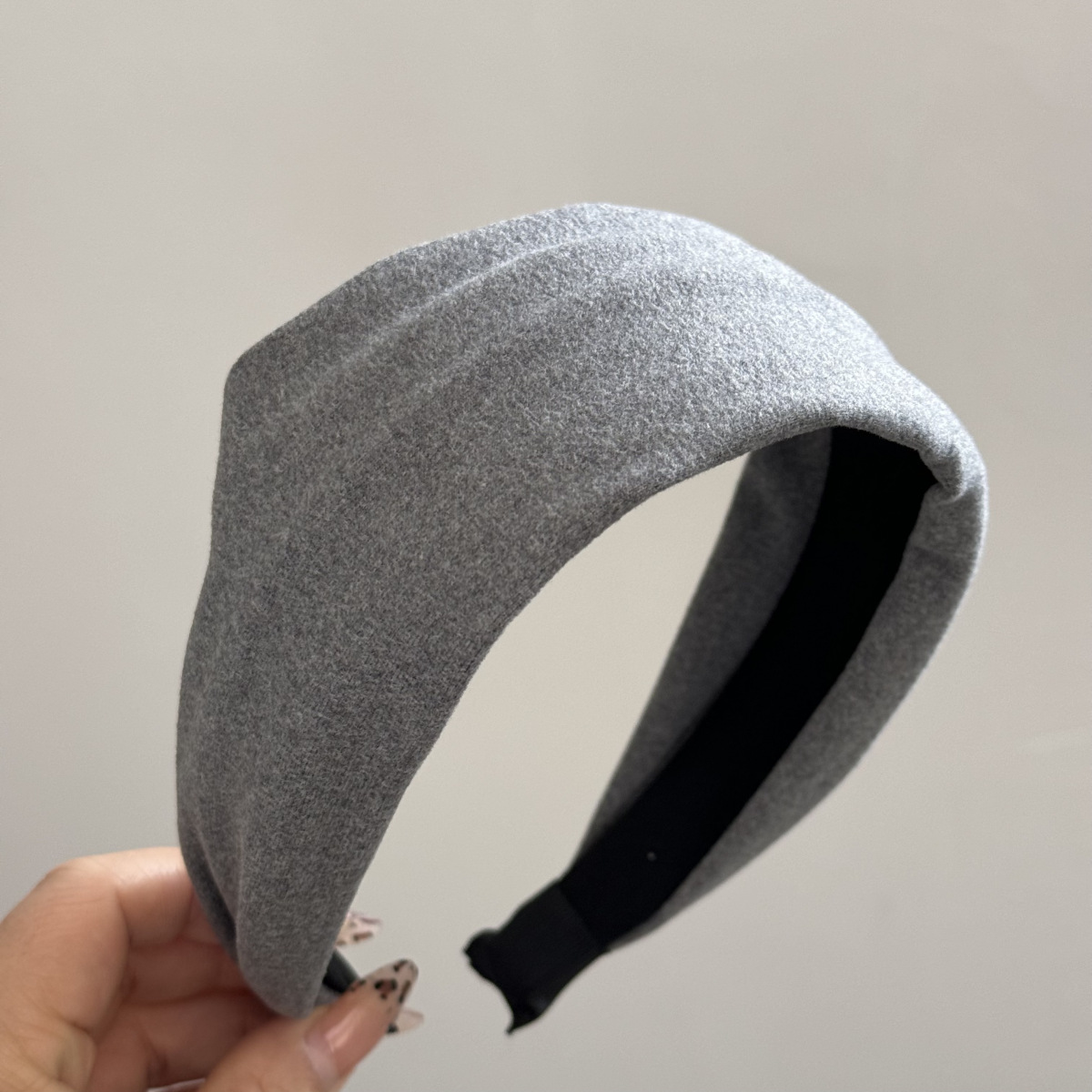 Wide-brimmed solid-color retro hair band, comfortable fabric, fashionable and high-end style, hairpin headband, versatile and elegant, high top hair accessory pic 16