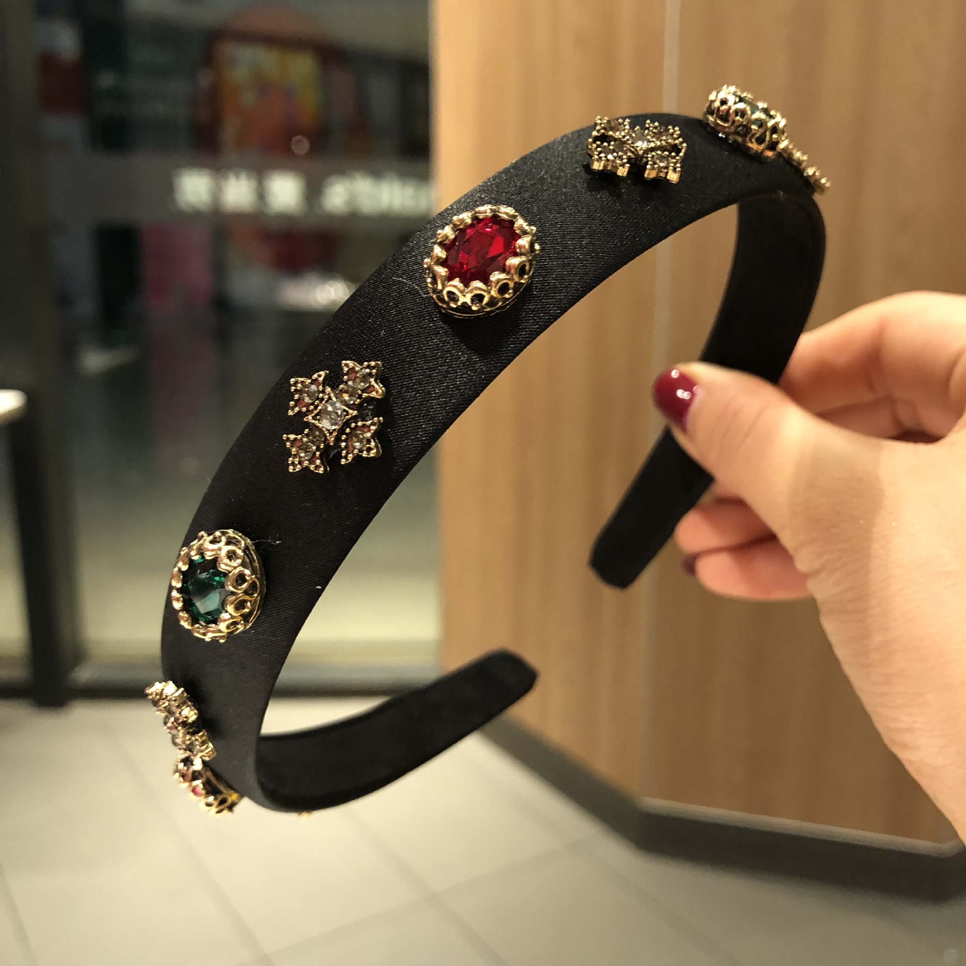 The elegant water diamond and pearl hair band is a versatile and sweet headwear for girls. It features a simple and elegant hairpin mesh and a red outlet pressure headband pic 14