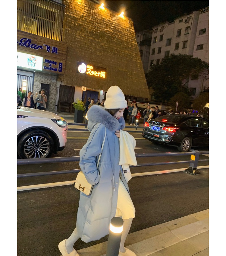 أزياء سوداء من الريش الأبيض مع معطف سميك طويل طويل طويل في فصل الشتاء الجديد في عام 2022. pic 8