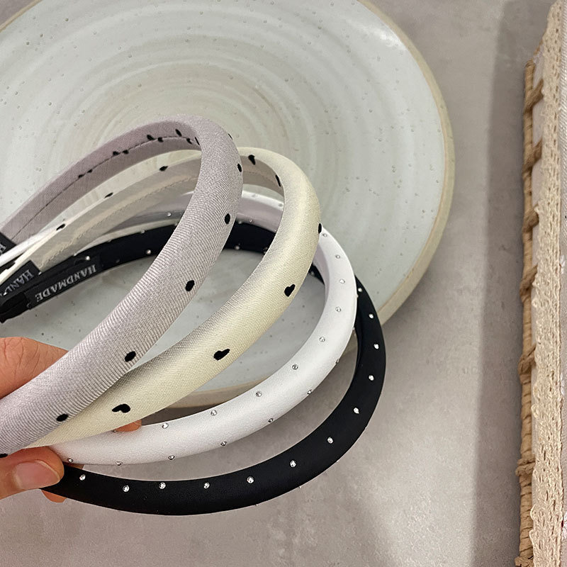 The new polka dot bow headband is a versatile Korean-style pleated hair accessory for women. It features a high top of the head with pressure and ruffled edges. The headwear is simple and elegant pic 6