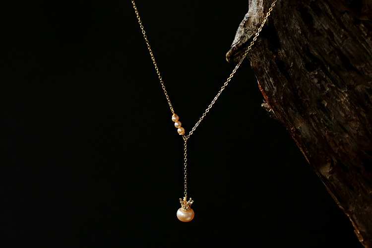 A creative natural freshwater pearl crown queen necklace, a simple and niche 14K gold-plated pendant for women in Korean style pic 4