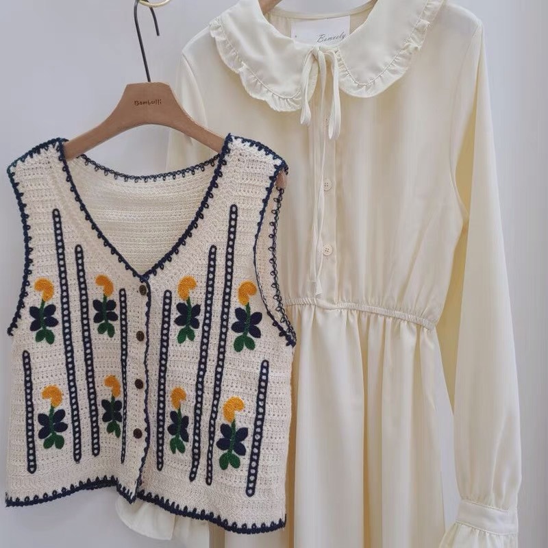 New Korean-style embroidered knitted small vest for women in early autumn, retro and fashionable, versatile, short hollowed-out coat and waistcoat pic 4