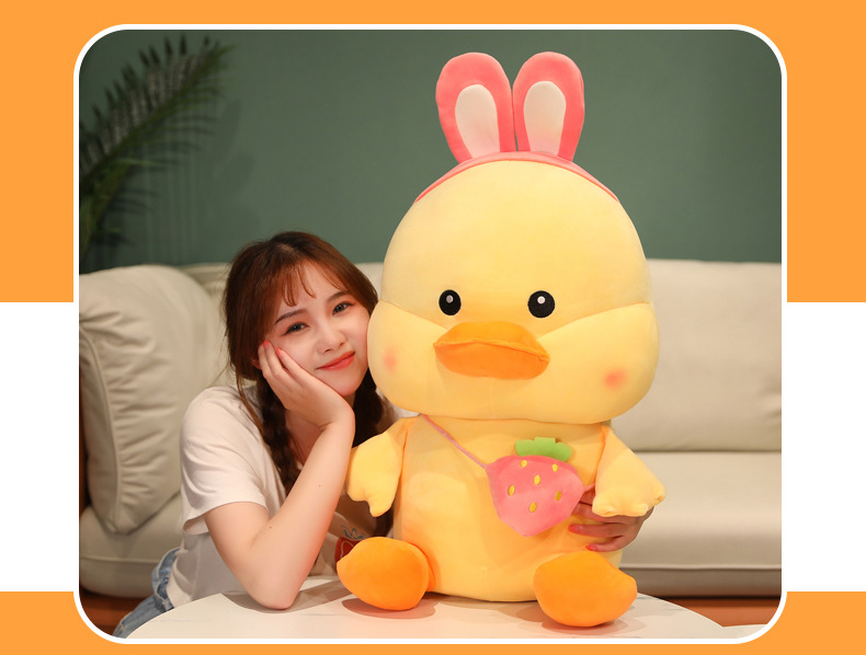 网红可爱背包草莓鸭毛绒玩具可爱兔耳朵小黄鸭公仔玩偶抱枕批发详情5