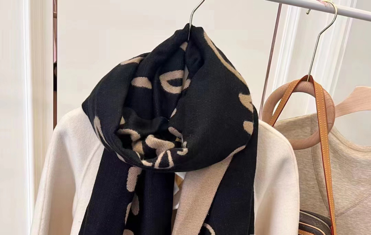 新款大牌涂鸦logo字母金丝款仿羊绒围巾女Lw冬季披肩保暖时尚详情1