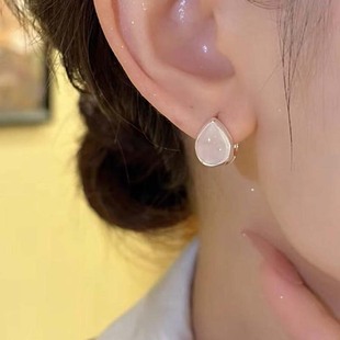 Gold and silver simple matte ear loops and ear buckles, 2025 new style exaggerated earrings, niche and unique, round face slimming earrings for women pic 3