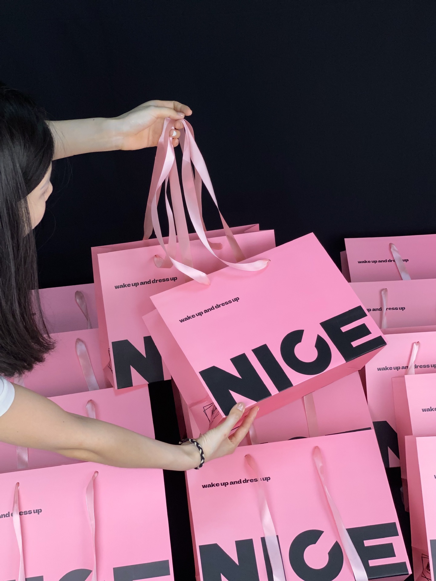 High-end white card paper handbag customization, logo professional customization, suitable for clothing stores, shopping gift bags, gift boxes, packaging. Other categories can also be customized pic 27