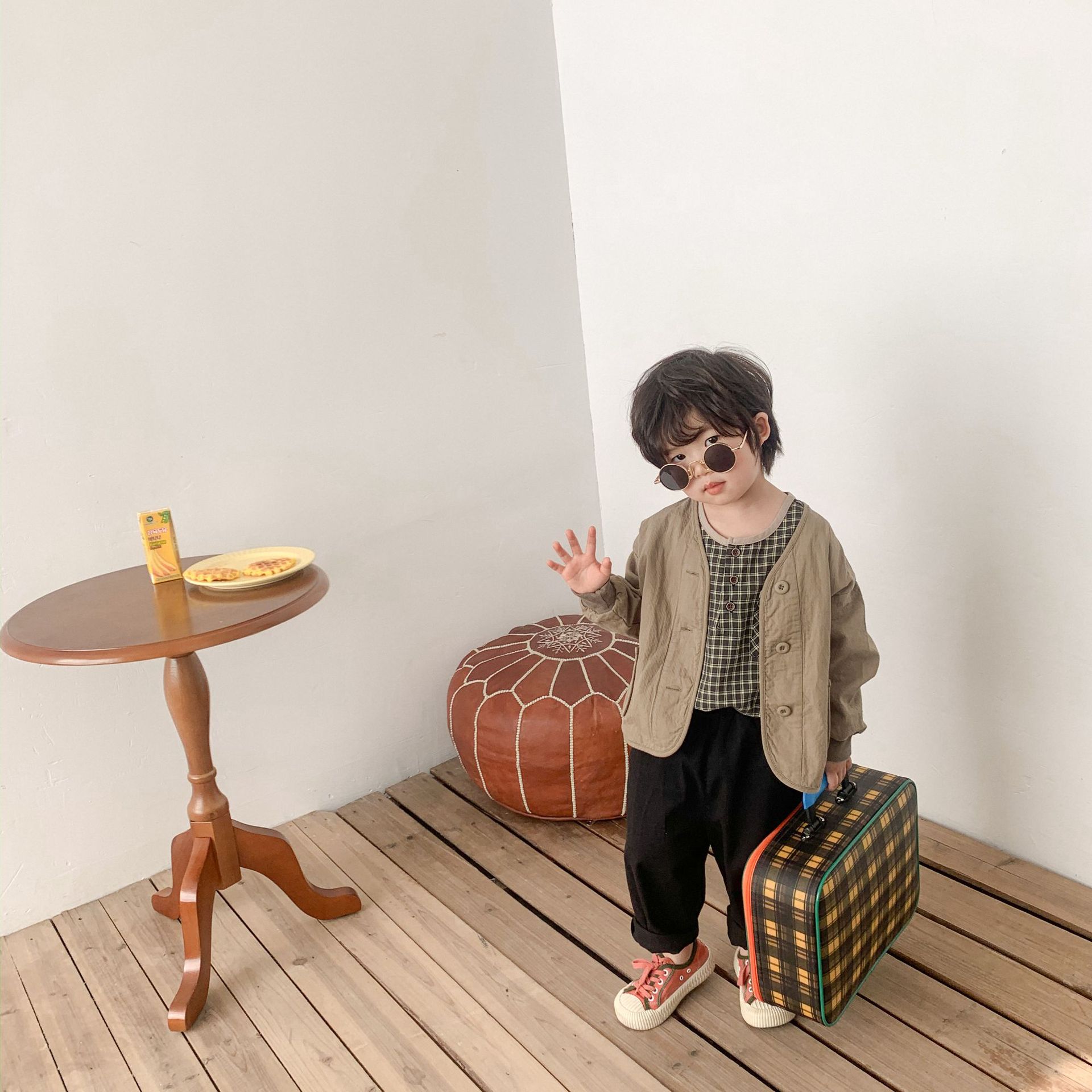 For the Spring and autumn of 2024, solid-color short jackets for children, a literary style for both boys and girls, and a small cardigan with a Japanese style as outerwear are all trendy pic 26