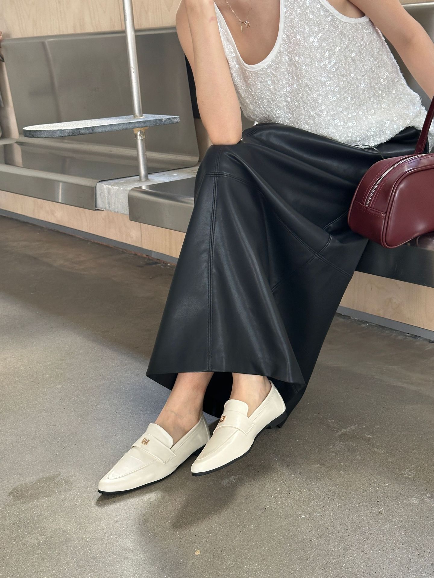 2024春新款韩版亮皮尖头粗低跟百搭金属扣软皮学院风女士小皮鞋单详情9