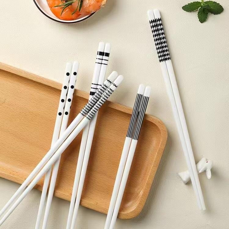 【 5-pair box Set 】 Popular Japanese Hepburn style series ceramic chopsticks for home use, anti-mold, heat-resistant, practical and good-looking pic 3