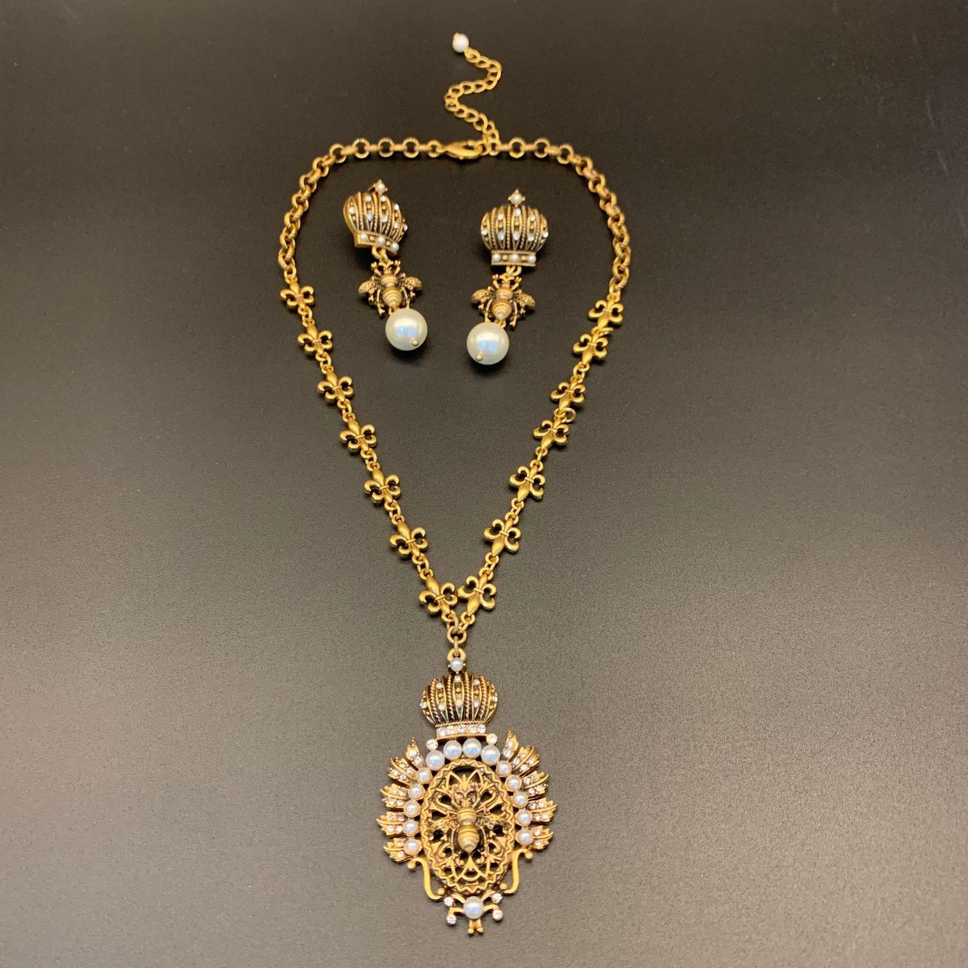 New vintage court-style distressed high-end jewelry set, necklaces, earrings, bee, elegant sweater, pendants, ear studs pic 6