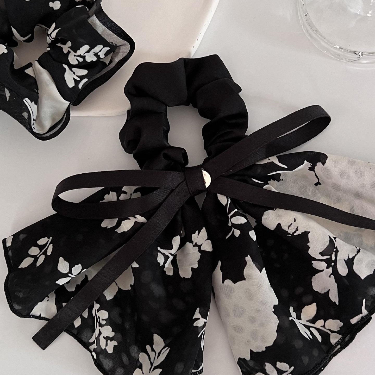 A new retro and high-end hair tie with a French elegant flower ribbon bow and a large colon hair band for women. A gentle headwear for women pic 6