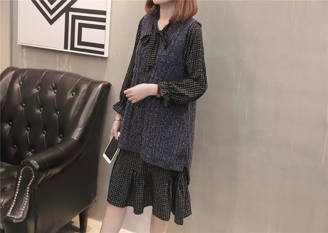 A new and stylish spring outfit for plus-size women, featuring a loose sweater, tank top and skirt that accentuates your figure pic 18