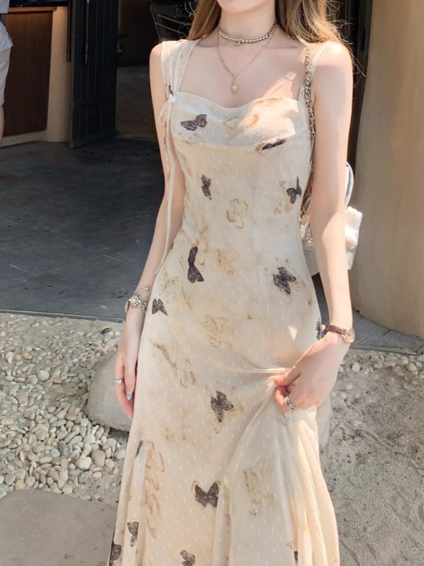 Luo Nan's love letter from France features a stylish and stylish butterfly print halter dress in summer double edition pic 6
