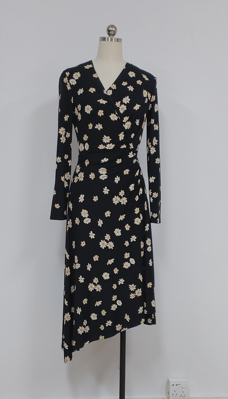 黑底印花小雏菊碎花连衣裙女夏季新款法式V领显瘦性感气质开叉裙详情2