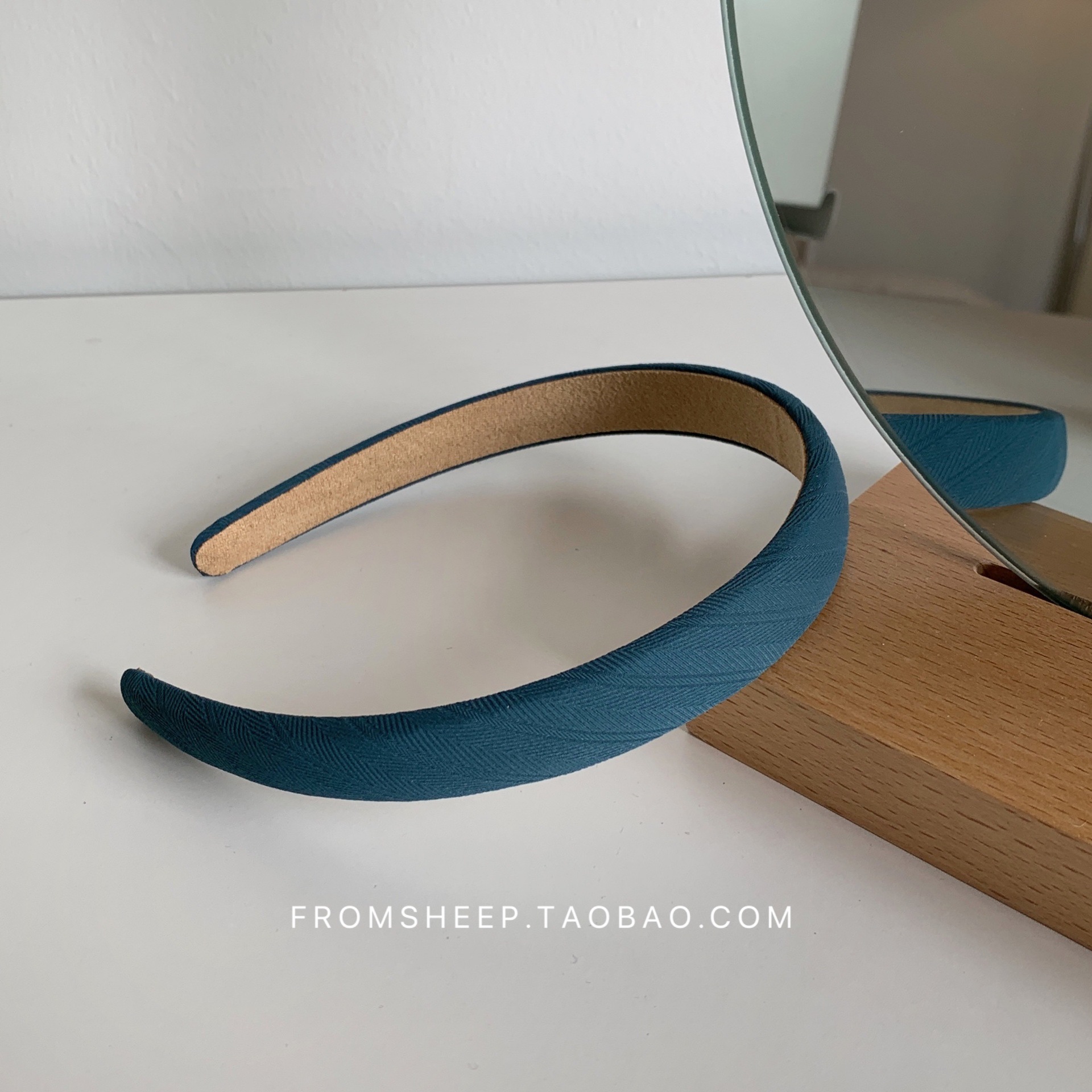 Korean-style hairbands for women in 2025 are trendy and versatile for going out. The headband is simple and elegant, and the hairpin is a popular online hair accessory with wide edges and a sweet look pic 43