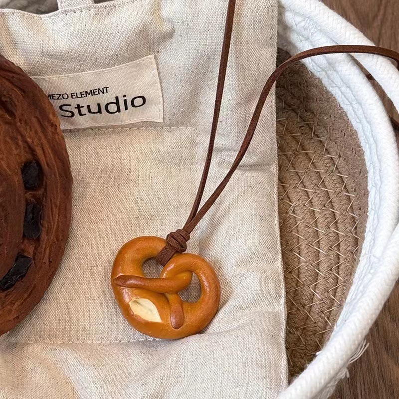 手工碱水面包吊坠挂脖项链可颂扭结贝果包包装饰挂件鹿皮绳毛衣链详情3