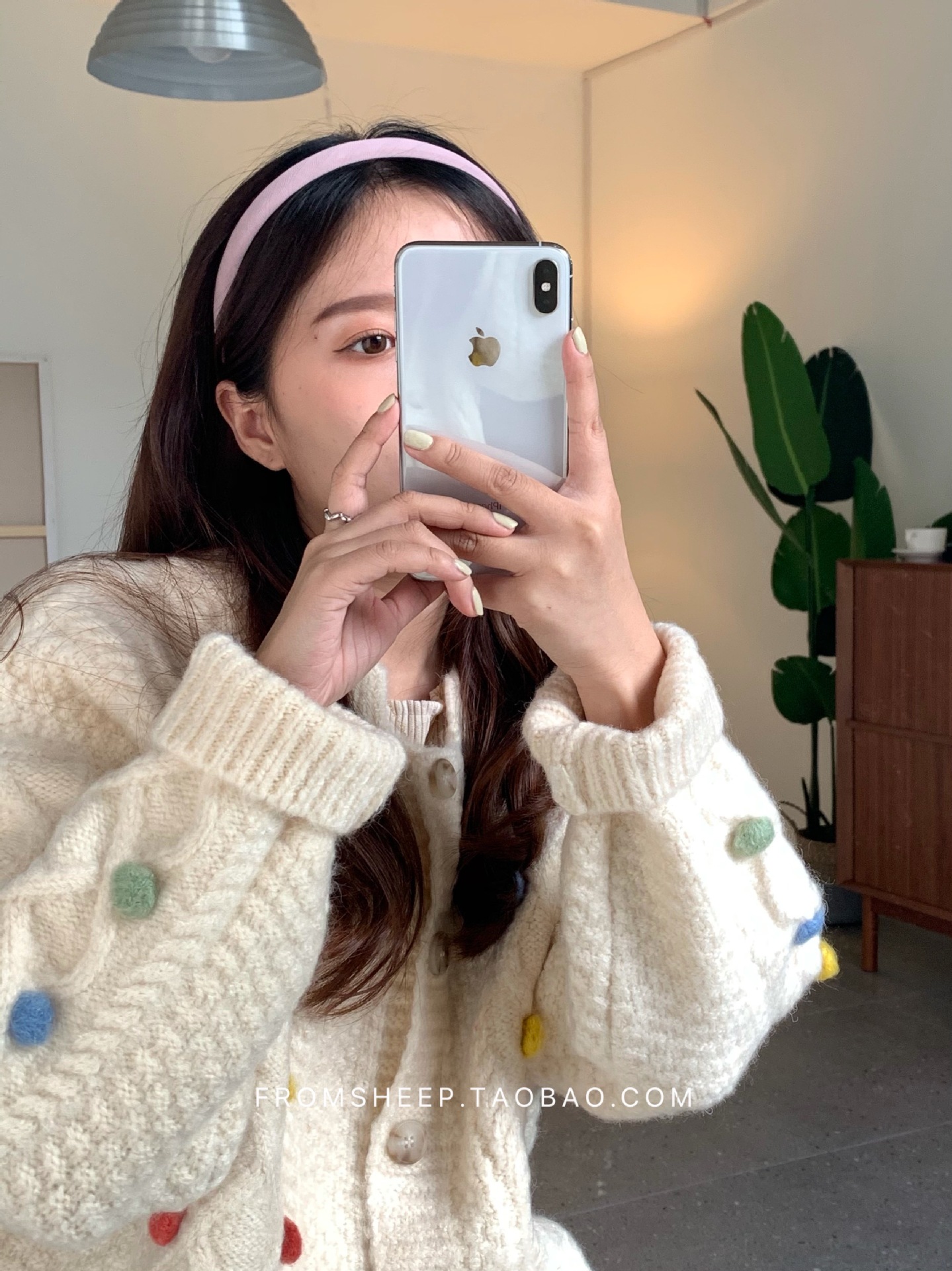 Korean-style hairbands for women in 2025 are trendy and versatile for going out. The headband is simple and elegant, and the hairpin is a popular online hair accessory with wide edges and a sweet look pic 28