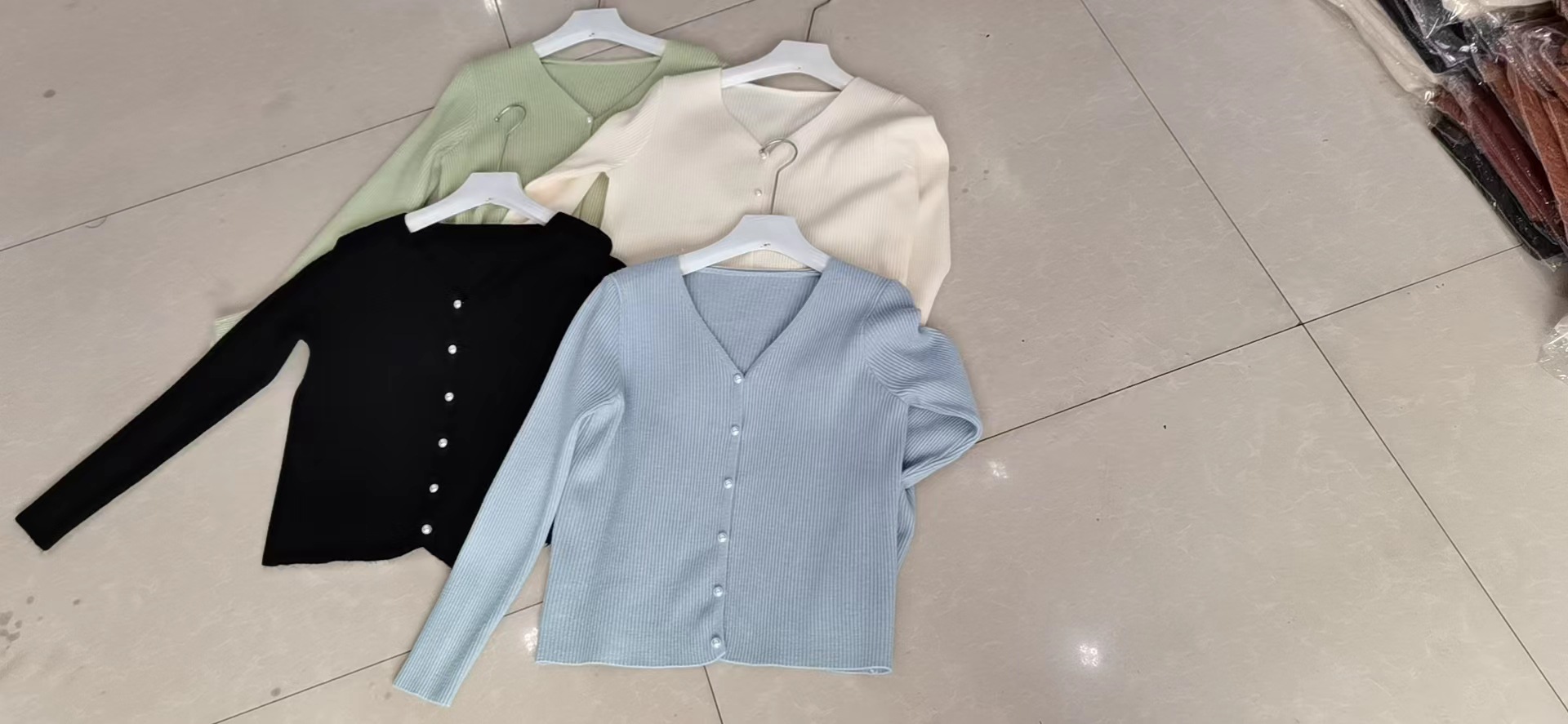 The new 2022 cardigan for women, Korean autumn style, pearl buckle V-neck knitted sweater, gentle style, versatile short sweater coat pic 4