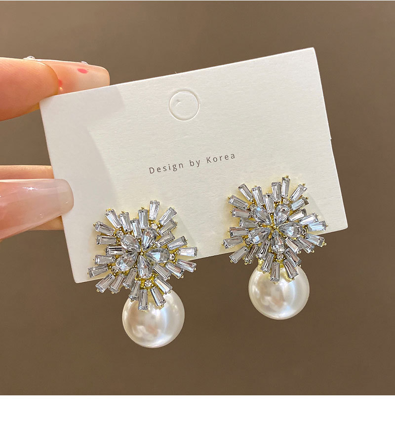 925 Silver Needle Sparkling Diamond Snowflake Pearl Earrings, a light luxury and niche design, high-end stud earrings, a retro and elegant ear accessory pic 13