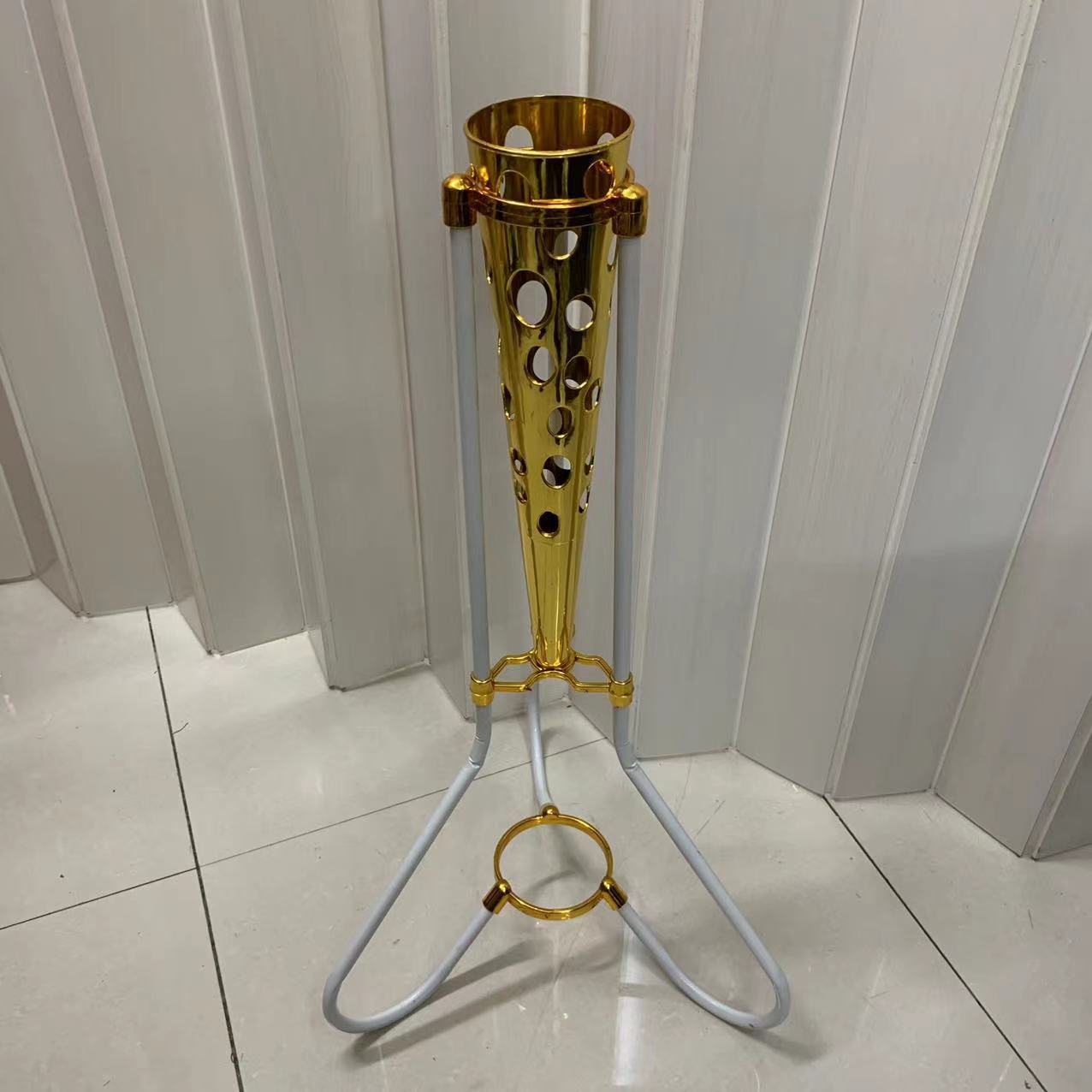 Wedding decoration baskets, welcome baskets, golden baskets, iron baskets, atmosphere setting supplies, corridor baskets, iron stand props pic 27