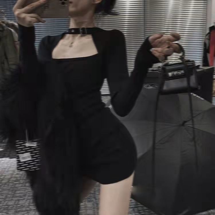 Black halter-neck, form-fitting and elegant dress for women in autumn. Petite, sexy and hot girl. Long-sleeved, waist-cinching, slit and hip-hugging dress pic 2