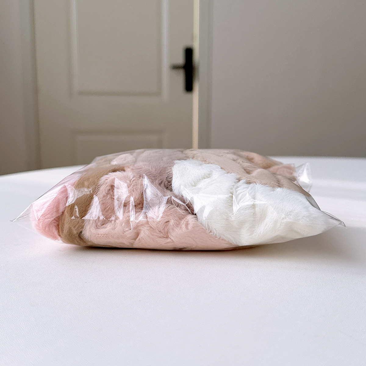 新款秋冬毛绒大肠发圈跨境热卖简约纯色猫耳朵头绳百搭发绳发饰详情4