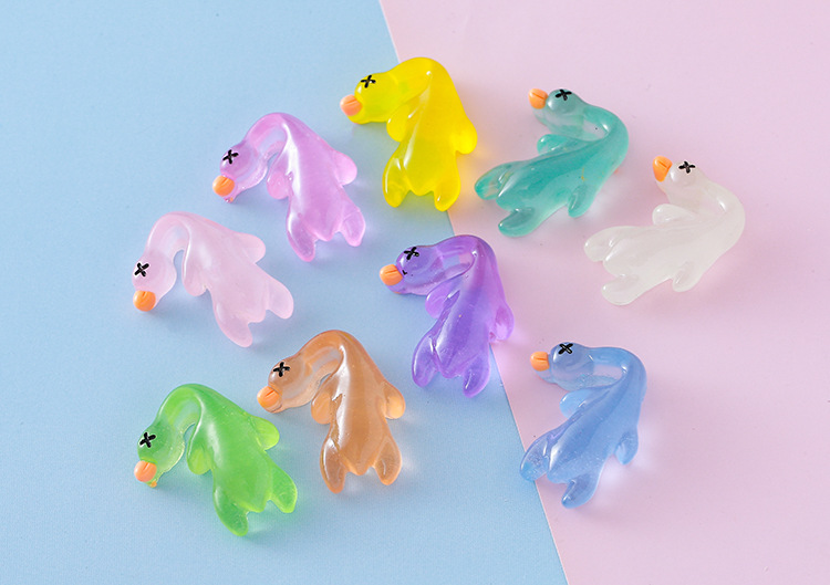 新款树脂夜光迷你鸭钥匙扣书包小挂件车内装饰品创意摆件饰品批发详情8